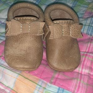 Freshly Picked Weathered Brown Bow Moccasins size 2